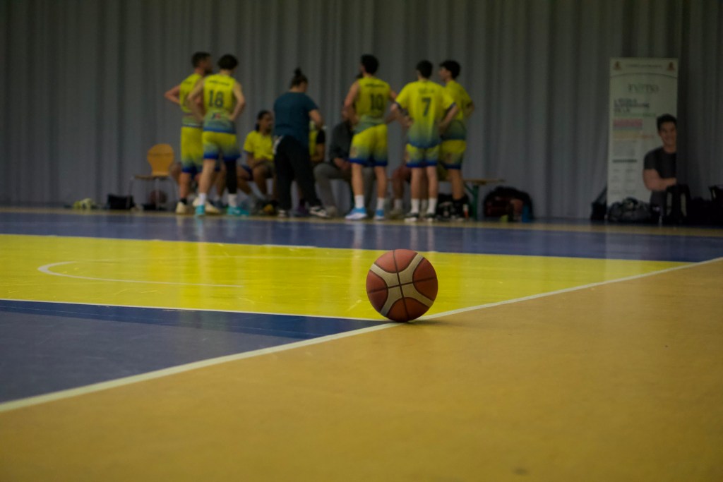 Nos SM1 pendant un match qui écoutent leur coach