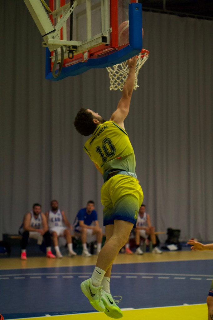 Un joueur de la SM1 (Martin) qui marque un panier