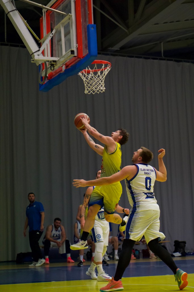 Joueur SM1 (Raphaël) qui marque un panier en contrant la défense.