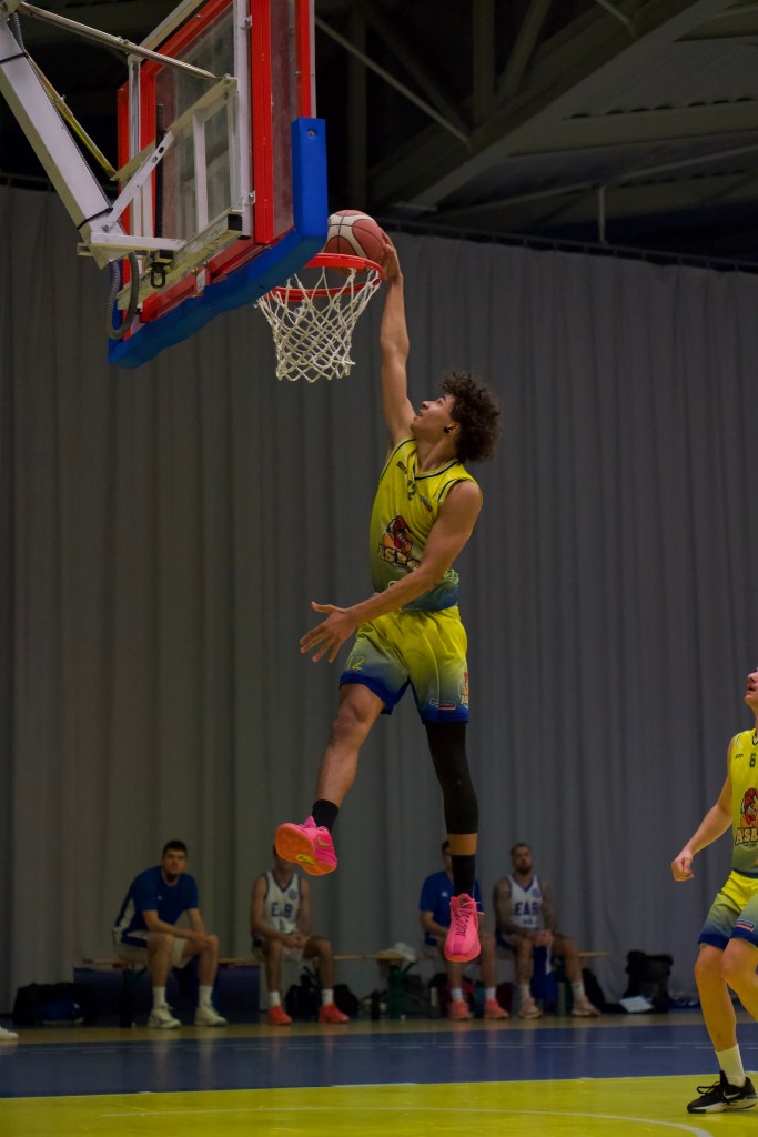 Un joueur de la SM1 (Rémi) fait un super dunk