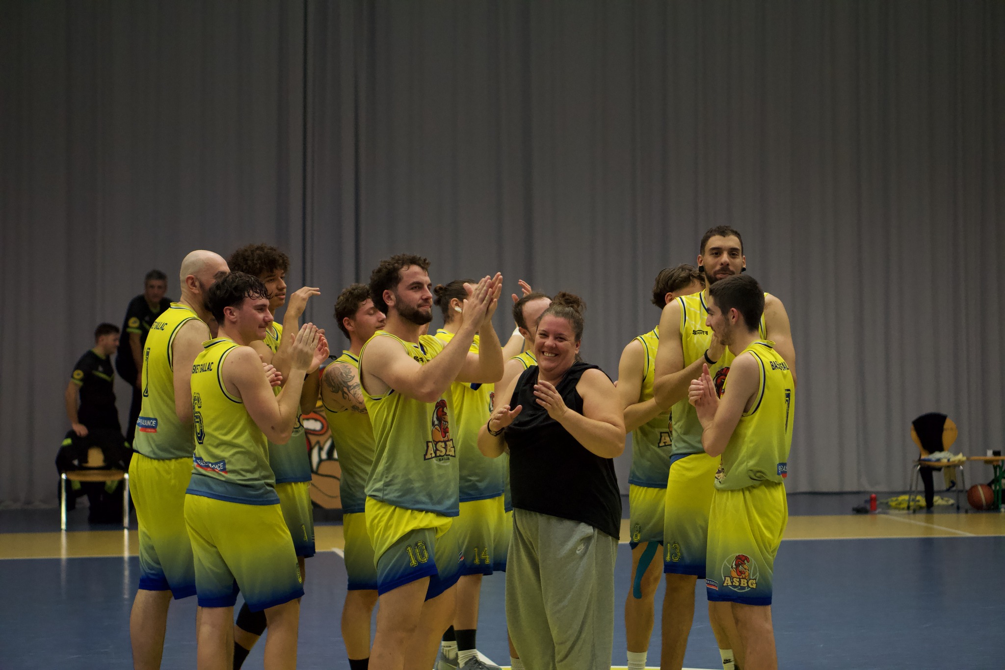 équipe SM1 avec leur coach à la fin d'un match